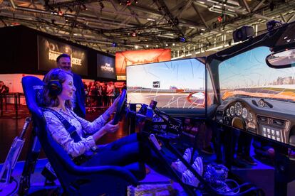 Una mujer disfruta de un videojuego de conducción durante su visita a la Gamescom.
