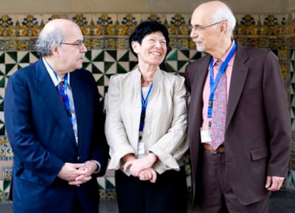 Helga Nowotny, presidenta del Consejo Europeo de Investigación (ERC), entre el secretario general Andreu Mas-Colell (a la izquierda) y el ex presidente Fotis Kafatos.