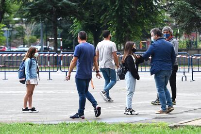 Varios alumnos y sus padres acuden al CEIP. R.Macías Picavea en el primer día del curso escolar en Santoña.