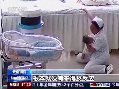 Dos enfermeras protegen a los recién nacidos en una maternidad china durante el terremoto de Myanmar