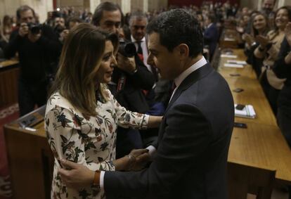 La secertaria general del PSOE-A, Susana Díaz, saluda al presidente de la Junta, Juan Manuel Moreno, en el día de su toma de posesión.