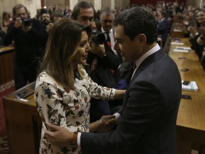 La secertaria general del PSOE-A, Susana Díaz, saluda al presidente de la Junta, Juan Manuel Moreno, en el día de su toma de posesión.