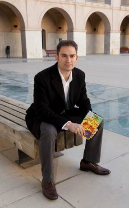 El escritor David Fernández Sifres, en la Universidad Politécnica de Cartagena (UPCT), donde ha ofrecido hoy una rueda de prensa.
