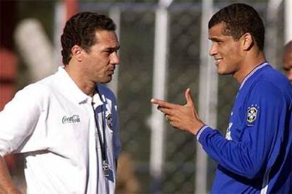 Luxemburgo y Rivaldo conversan en 1999 en un entrenamiento de Brasil.