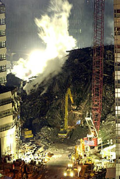 Las equipos de rescate trabajan día y noche en el World Trade Center.