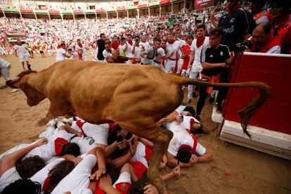Dos corredores han sido trasladados al Complejo Hospitalario de Navarra tras el tercer encierro de los Sanfermines, en el que no se han registrado heridos por asta, según las primeras informaciones. Uno de los heridos presenta una fractura abierta de tobillo derecho y ha sido trasladado desde el tramo de Estafeta. Previsiblemente quedará ingresado y pasará a quirófano.