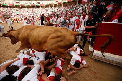  Dos corredores han sido trasladados al Complejo Hospitalario de Navarra tras el tercer encierro de los Sanfermines, en el que no se han registrado heridos por asta, según las primeras informaciones. Uno de los heridos presenta una fractura abierta de tobillo derecho y ha sido trasladado desde el tramo de Estafeta. Previsiblemente quedará ingresado y pasará a quirófano.