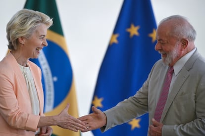 El presidente de Brasil, Luiz Inácio Lula da Silva, saluda a la presidenta de la Comisión Europea, Ursula Von der Leyen
