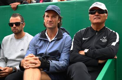 Toni Nadal, junto a Moy&agrave; y el preparador f&iacute;sico, Maym&oacute;, en la final de Montecarlo.