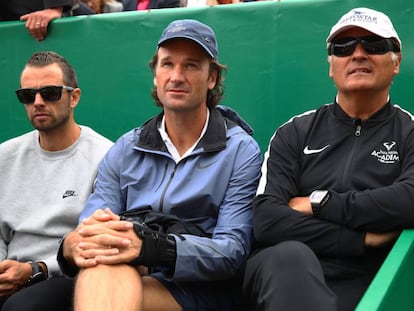 Toni Nadal, junto a Moy&agrave; y el preparador f&iacute;sico, Maym&oacute;, en la final de Montecarlo.