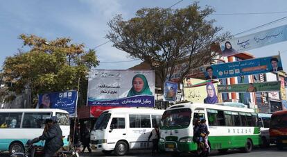 Carteles electorales en Kabul en los que se ve a las candidatas.