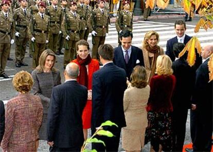 La familia real ha saludado, antes de entrar en el Congreso, a los miembros de las mesas de las dos cámaras. Antes, el Rey ha pasado revista a las tropas en un breve desfile.