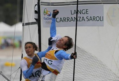 Santiago Lange e Cecilia Carranza comemoram o ouro para a Argentina na classe Nacra 17.