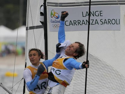 Santiago Lange e Cecilia Carranza comemoram o ouro para a Argentina na classe Nacra 17.