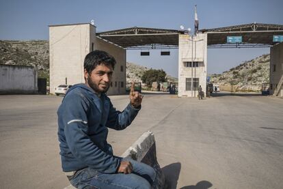 Un hombre hace una señal islamista junto al paso fronterizo de Bab al Hawa, el único nexo con el exterior para la provincia de Idlib -último bastión de los rebeldes sirios opuestos al régimen de Bachar el Asad- y a través del que llega la ayuda humanitaria y militar de Turquía.