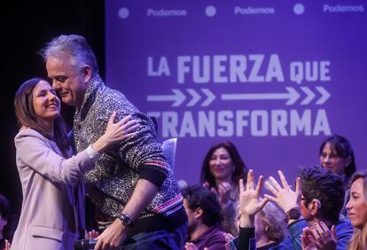 La secretaria general de Podemos y ministra de Derechos Sociales, Ione Belarra, y el candidato de Podemos a la Presidencia de la Generalitat Valenciana y vicepresidente segundo del Consell, Héctor Illueca, este sábado en el Teatre Micalet de Valencia.