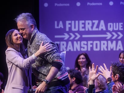 La secretaria general de Podemos y ministra de Derechos Sociales, Ione Belarra, y el candidato de Podemos a la Presidencia de la Generalitat Valenciana y vicepresidente segundo del Consell, Héctor Illueca, este sábado en el Teatre Micalet de Valencia.