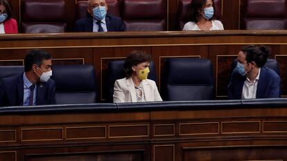 Pedro Sánchez, Carmen Calvo y Pablo Iglesias charlan en el Congreso de los Diputados.