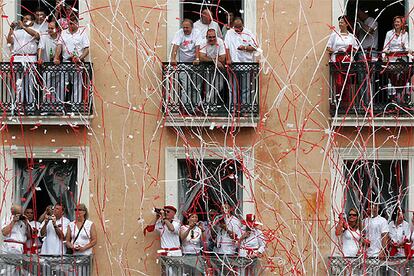 Mientras se lanzaban el resto de cohetes desde el Ayuntamiento, el público que abarrotaba la plaza dio rienda suelta a la alegría y extendió la fiesta recién iniciada por el Casco Viejo pamplonés, que inmediatamente se llenó de música. Un ambiente que se prolongará durante nueve días ininterrumpidos con los encierros y las corridas de toros. Ya por la tarde, se ha producido la primera salida de los Gigantes y Cabezudos. También ha tenido lugar "Riau-riau" de los mayores, un acto cívico religioso que desapareció del programa por los incidentes. Y en la plaza de toros, la corrida de rejones con Antonio Ribeiro Telles, Pablo Hermoso de Mendoza y Sergio Galán.