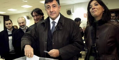 El candidato de Esquerra Republicana de Cataluña (ERC) a la presidencia de la Generalitat, Joán Puigcercós, emite su voto esta mañana en la escola Josep Tous del barrio de Sants.