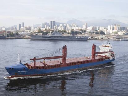 Un carguero a su paso por R&iacute;o de Janeiro (Brasil).