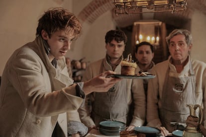 Benjamin Voisin en el papel del chef y gastrónomo Antonin Carême, en la serie 'Carême, chef de reyes' (Apple TV+, 2025). El primer chef del mundo en convertirse en una celebridad escribió varios libros para transmitir sus conocimientos. 
