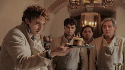 Benjamin Voisin en el papel del chef y gastrónomo Antonin Carême, en la serie 'Carême, chef de reyes' (Apple TV+, 2025). El primer chef del mundo en convertirse en una celebridad escribió varios libros para transmitir sus conocimientos.