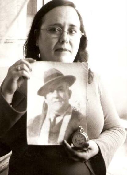 Nieves García muestra una imagen y el reloj de su abuelo, el maestro Dióscoro Galindo, fusilado con Lorca en 1936