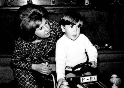 La duquesa de Alba con su hijo Cayetano en el Palacio de Liria (Madrid) en 1966.