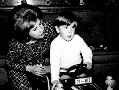 La duquesa de Alba con su hijo Cayetano en el Palacio de Liria (Madrid) en 1966.