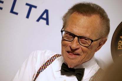 Larry King, uno de los míticos entrevistadores de la cadena de televisión estadounidense CNN, acaba de solicitar a los 85 años el divorcio de Shawn Southwick King. Aunque esta es su séptima esposa, King se ha casado ocho veces, ya que pasó por el altar hasta en dos ocasiones con Alene Akins, primero en 1961, y se separaron a lo dos años; y después en 1969, esta vez duraron tres años juntos.