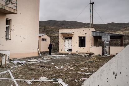 Un azerí inspecciona los restos de los combates en la escuela armenia de Mataghis (Suqovusan en azerí), localidad de Nagorno Karabaj recién recuperada por el Ejército de Azerbaiyán en la guerra librada contra Armenia entre septiembre y el pasado 10 de noviembre, cuando se pactó un alto el fuego bajo la supervisión de Rusia.