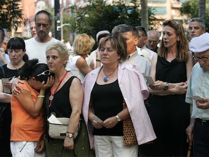 Familiares y afectados por actos terroristas homenajean a las víctimas del atentado de Hipercor en Barcelona.