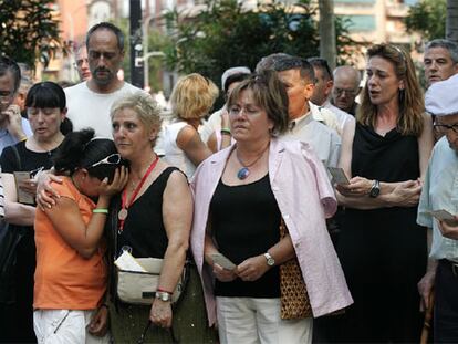 Familiares y afectados por actos terroristas homenajean a las víctimas del atentado de Hipercor en Barcelona.