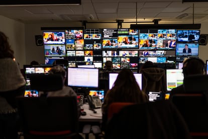 Sala de realización de 'Hablando claro', durante la emisión en directo del programa.