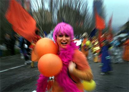 Una joven disfrazada durante la <i>rua</i> del Carnaval de Barcelona.