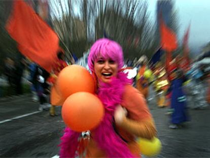 Una joven disfrazada durante la <i>rua</i> del Carnaval de Barcelona.