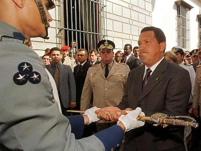 Hugo Chávez porta una espada de Bolívar durante un acto celebrado en 1999.