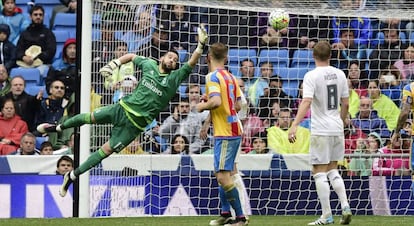 Casilla desvía un tiro del Valencia.