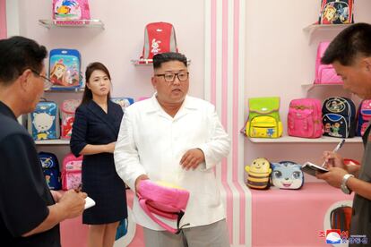 El lider norcoreano, en lo que parece una tienda de mochilas escolares.