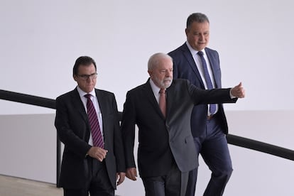 presidente Lula este miércoles durante un acto en Brasilia flanqueado por dos de sus ministros, Luiz Marinho (Trabajo, a la izquierda) y Rui Costa (Casa Civil).