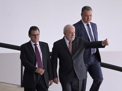 presidente Lula este miércoles durante un acto en Brasilia flanqueado por dos de sus ministros, Luiz Marinho (Trabajo, a la izquierda) y Rui Costa (Casa Civil).