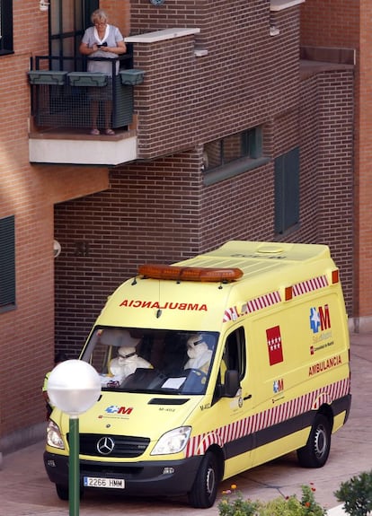 La ambulancia espera en el interior de las zonas comunes donde vive la enfermera contagiada por ébola en Alcorcón, Madrid.