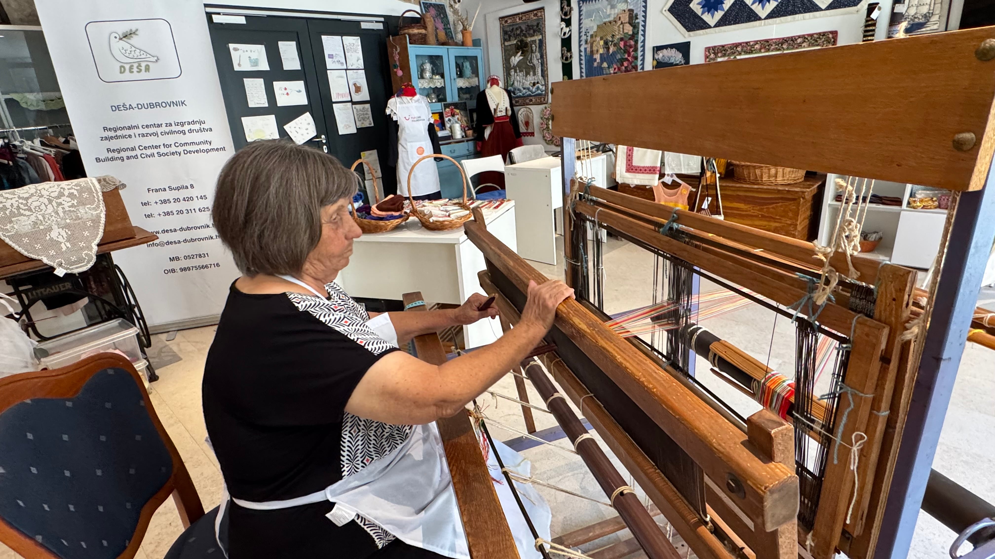 Fátima Cimić, artesana, manejando el telar en las instalaciones de DESA en Dubrovnik (Croacia).