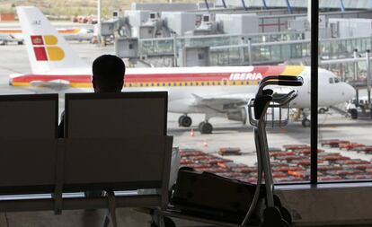 Viajeros esperan en la T-4 del aeropuerto Adolfo Suárez Madrid-Barajas. 