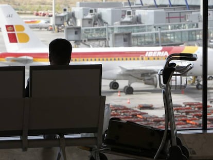 Viajeros esperan en la T-4 del aeropuerto Adolfo Suárez Madrid-Barajas. 