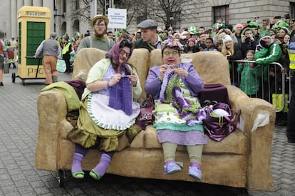 Las calles de Dublín se llenan de disfraces durante el desfile en honor a San Patricio.