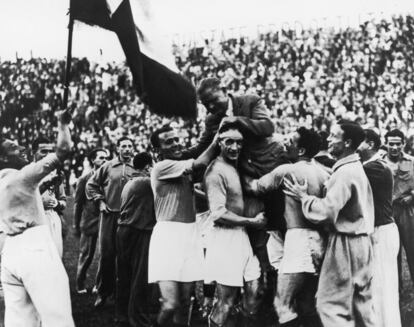 10 de junio de 1934. El seleccionador italiano Vittorio Pozzo (1886-1968) es llevado a hombros tras la victoria de Italia ante Checoslovaquia por 2-1 en la prórroga, en el estadio Nacional del PNF de Roma. La Copa del Mundo de 1934 fue el primer gran acontecimiento de masas en el que el deporte fue utilizado para la propaganda política. Al dictador Benito Mussolini no le importó nacionalizar a jugadores argentinos y brasileños.