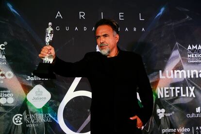 El director de cine mexicano Alejandro González Iñárritu posa con el premio Ariel por mejor edición de la película.