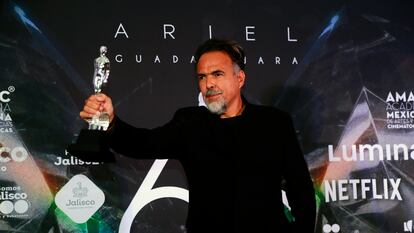 El director de cine mexicano Alejandro González Iñárritu posa con el premio Ariel por mejor edición.